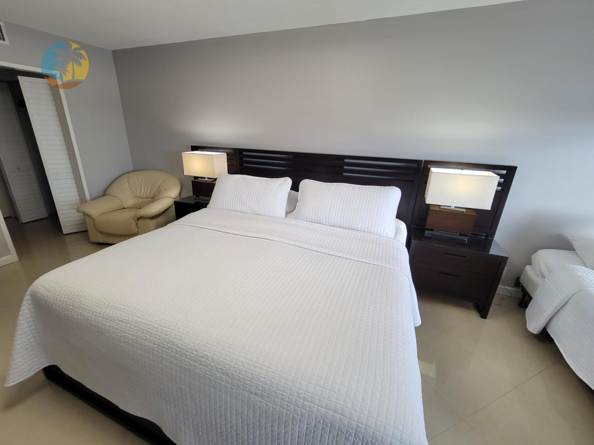 Deluxe Beach Resort - Hora Rentals Маями Бийч Екстериор снимка