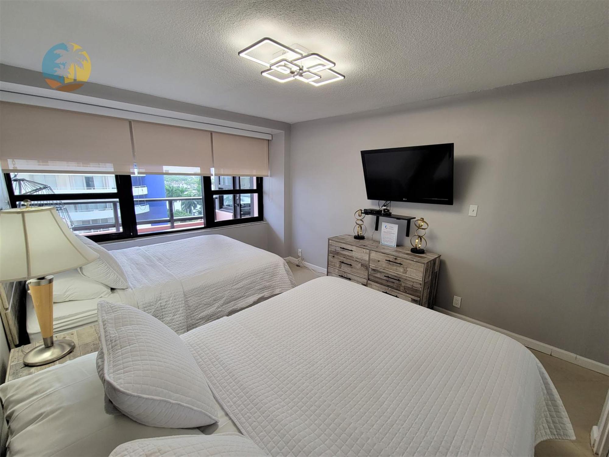 Deluxe Beach Resort - Hora Rentals Маями Бийч Екстериор снимка